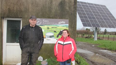 Laurent et Sandrine Aragon figurent parmi les premiers exploitants en France à avoir complété l’installation de leur tracker solaire avec des batteries de stockage. L’objectif : mieux valoriser leurs excédents de production.
