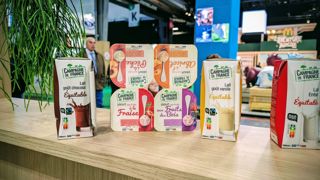 La marque Campagne de France approvisionne la restauration hors foyer en produits laitiers frais (fromages frais, yaourts, lait...).