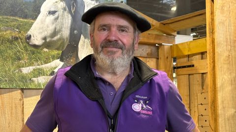 Nicolas Lassalle, sélectionneur de gasconnes des Pyrénées était sur son stand à l'ouverture du salon de l'agriculture sans ses animaux. Exceptionnellement, il a dû démarrer l'engraissement des broutards en raison des règles de circulation des animaux liées à la DNC.