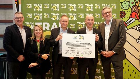 De gauche à droite : David Saelens, président de Noriap, Valérie Frapier, directrice du programme
Transitions, Laurent Vittoz, directeur général de Valfrance, Christophe Grison, président de Valfrance,
Christoph Büren, président de Vivescia.