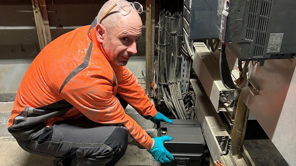 Ludovic Lignier (ici avec un piège à souris multicaptures) est en charge de la lutte contre les rongeurs et de la désinsectisation des cellules chez Dijon céréales.