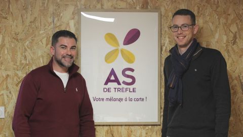 Devenir fabricant « impacte grandement le fonctionnement de l'entreprise », indique Matthieu Vignon (à droite), co-gérant d'Agri Bio Conseil avec Cécilien Boisseau.