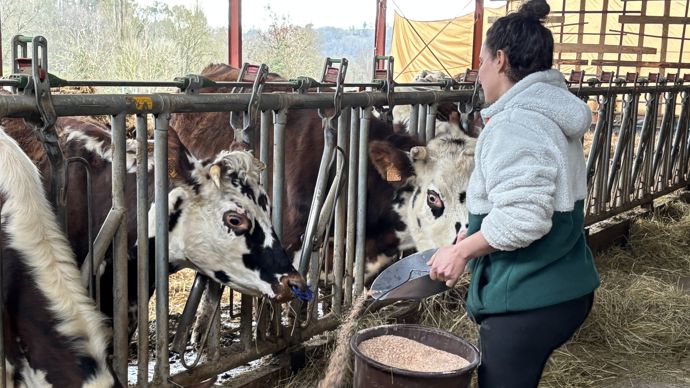 Aude Hénault a repris, avec son mari, une ferme en Haute-Garonne pour y créer un atelier bovin lait avec transformation. Elle avoue que cela a été difficile au début.