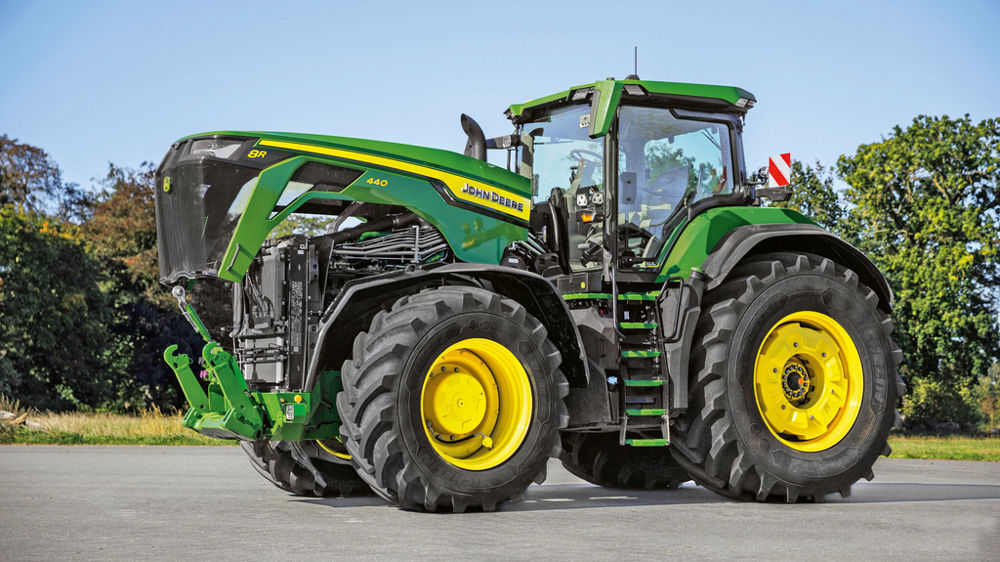 Les derniers 8R/8RX sont équipés du moteur JD14 de 13,6 l, capable de délivrer jusqu’à 634 ch grâce à la surpuissance Peak Power Intelligent Power Management.