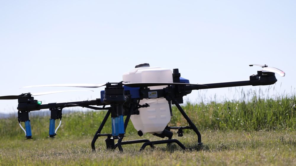 Le débit de chantier varie de 5 à 15 ha/heure, soit 50 à 100 ha par jour et par pilote.