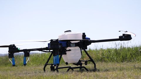 Le débit de chantier varie de 5 à 15 ha/heure, soit 50 à 100 ha par jour et par pilote.