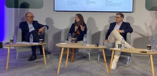 De gauche à droite : Alain Caekaert, directeur général de Cérévia, Cécile Reynaud, responsable du programme Empreinte de Saipol, et Stefan Kramis, directeur des achats d'huiles alimentaires et céréales en Europe pour PepsiCo, ont échangé lors du Salon de l’agriculture à Paris le 27 février 2026.