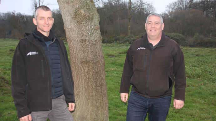 Thomas Huneau et Jean-Charles Vicet de la chambre d'agriculture des Pays de la Loire, proposent un accompagnement aux exploitants souhaitant améliorer leurs connaissances en matière de gestion des haies.