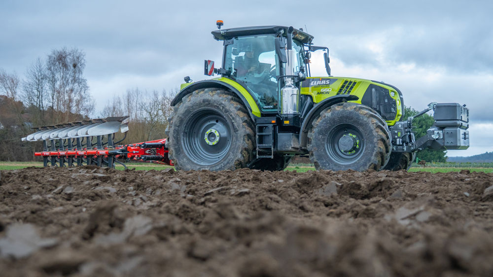 Avec la finition Night Edition, la couleur grise Claas s'étend aux jantes, au toit de cabine et aux autocollants, et de nombreuses options sont proposées de série.