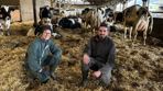 Potentiel. L’aire paillée a une surface de 525 m² dont 350 m² occupés par 55 à 60 vaches en lactation. L’objectif d’Armand Guilbert est de construire un bâtiment à moindre coût à côté pour héberger les vaches taries et les génisses amouillantes. La place libérée lui permettra d’agrandir le troupeau et ainsi diluer ses charges de structure. Mais pour cela, il doit d’abord consolider sa trésorerie. Il est secondé par sa mère Marie-France qui est salariée à mi-temps sur l’exploitation.