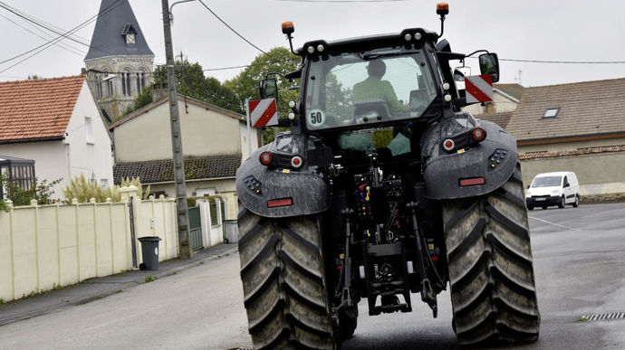 La réglementation prévoit que les exploitants agricoles, leurs salariés, apprentis, stagiaires et aides familiaux peuvent conduire un tracteur ou un engin agricole rattaché à une exploitation sans permis de conduire sous certaines conditions.