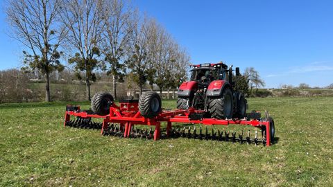 Le rouleau Roll Aer se décline en différentes largeurs de 5,30 à 9,30 m.