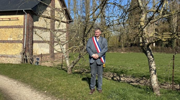 Jérôme Grisel est maire du Mesnil-Lieubray (76) depuis 1995. "Il faut réussir à quitter son travail personnel pour aller défendre les intérêts des autres" lance l'élu agriculteur.