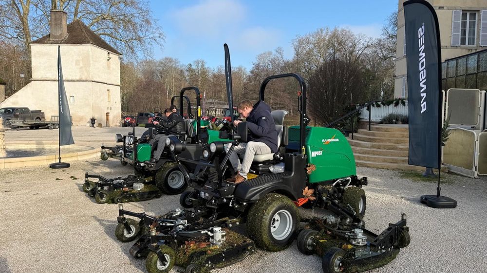 Le revendeur a organisé pour ses clients une journée dédiée aux tondeuses Ransomes près de Dijon.