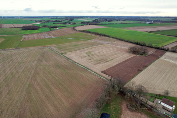 Il existe en France une procédure très peu utilisée pour obliger un propriétaire à louer des terres en friche.
