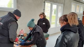 Pour les petites réparations, les agricultrices du groupe Res’Agri Aven Laïta ont suivi une formation avec un agriculteur retraité.