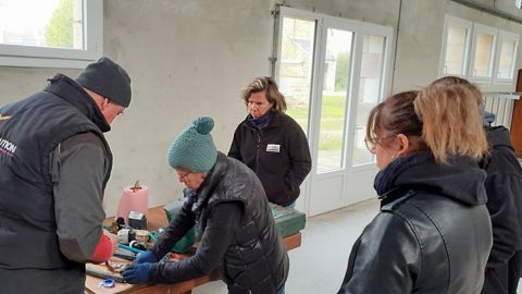 Pour les petites réparations, les agricultrices du groupe Res’Agri Aven Laïta ont suivi une formation avec un agriculteur retraité.