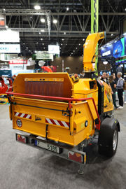 Le broyeur avec sa tr&eacute;mie repliable en position de transport. (&copy; Mat&eacute;riel et Paysage)