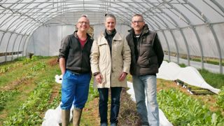 Pour Anne Terrot-Dontenwill, maire de Saint-Vincent-de-Durfort (Ardèche), le dispositif créé par sa commune, qui a permis l’installation de deux maraîchers, Vincent (à gauche) et Didier (à droite) a vocation à se transmettre à d’autres communes rurales.