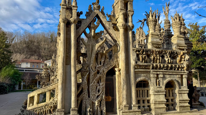 Durant trente-trois ans, de 1879 à 1912, le facteur Ferdinand Cheval édifia son palais à la manière des grottes et rocailles baroques.