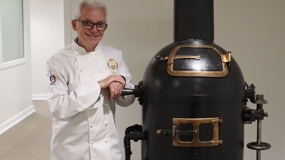Stéphane Bonnat (5e génération à la tête de Chocolat Bonnat, à Voiron) a appris à travailler le chocolat avec ce torréfacteur.