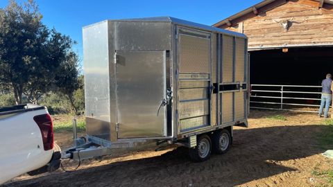 Le caisson d’abattage est rattaché à l’abattoir public de Pézenas et assure les rotations du site fixe de l’abattoir jusqu’aux fermes.