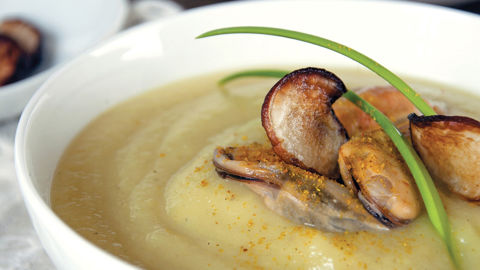 La mouclade de topinambours au curry remet à l'honneur ce légume oublié.