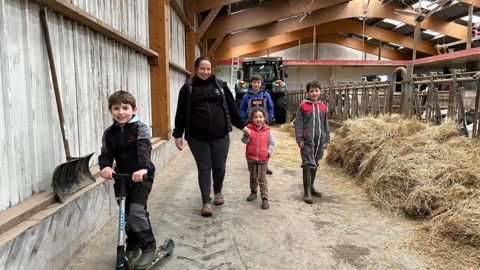 Pour les enfants d'Hélène Moreau, en congé de maternité depuis peu, la ferme est comme une deuxième maison. De gauche à droite : Evann, Elie, Brice et Zoé.