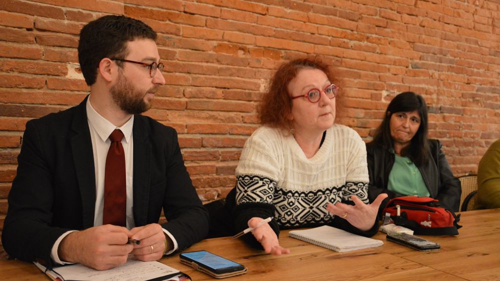 Géraldine Laborde (en pull blanc), présidente de ’association Coupe du monde de la chocolatine et du pain au chocolat, a tenu une conférence avec l’avocat de l’association, Me David Nabet-Martin, et des membres du bureau