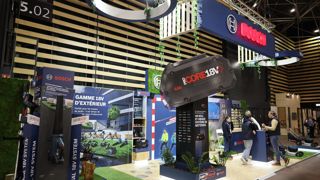 En décembre 2025, la marque occupait un stand de 60 m² à Paysalia pour présenter ses nouveaux produits.