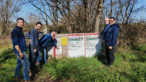 Jean-François Bordinat, Aurélien Thévenin, Emmanuel Vigier, Thierry Gaillard et Mickaël Bonnevie (de gauche à droite) portent un projet de production de 280 Nm³/h de biogaz, avec trois autres agriculteurs.