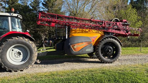 Sur les deux modèles de pulvérisateurs Calvet, la rampe est pilotée en standard par un joystick Isobus. Le quadrijet et l’antigoutte sont montés de série.