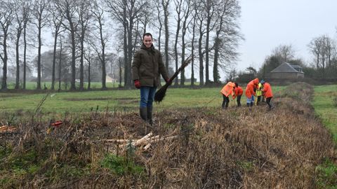 Quatre jeunes en service civique à Unis-Cité sont venus prêter main-forte à Maxence Lemaire pour la plantation des 250 mètres de haie.
