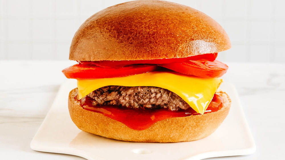 Les petits pains burgers briochés tranchés, conditionnés par sachet de douze, sont issus de la recette maison du burger.