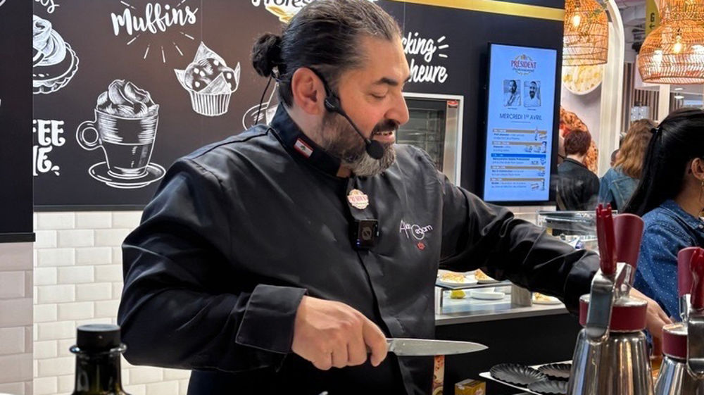 Le chef étoilé, Alan Geaam, partenaire de Salakis Professionnel, à l’œuvre sur leur stand.