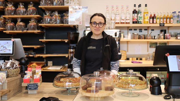 Émotions sucrées : une pâtisserie fine d’altitude servie sur un plateau - Boutique