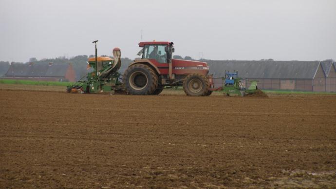 Tracteur avec semoir dans une plaine