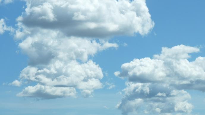 Nuage dans ciel bleu