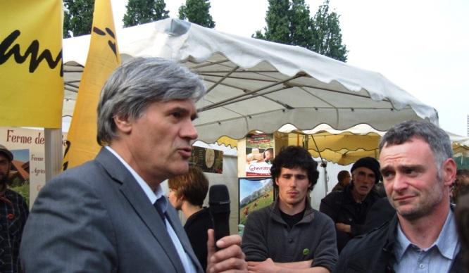 Stéphane Le Foll, ministre de l'Agriculture et Laurent Pinatel, porte-parole de la CP devant le stand du syndicat.