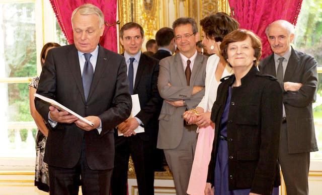 Yannick Moreau, accompagnée des membres de sa commission, a remis son rapport sur l’avenir des retraites au Premier ministre, en pre´sence de Marisol Touraine, ministre des Affaires sociales et de la Santé, vendredi 14 juin 2013 à l’Hôtel de Matignon.