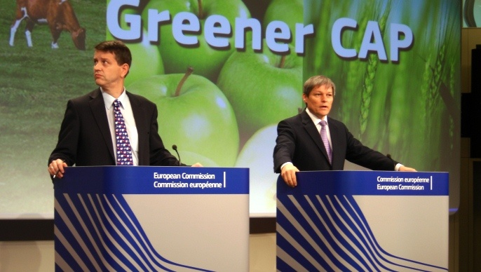 Dacian Ciolos, commissaire européen, aux côtés de Roger Waite, porte-parole de la Commission européenne, le 27 juin 2013.