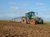 Tracteur Fendt 716 Vario avec charrue.