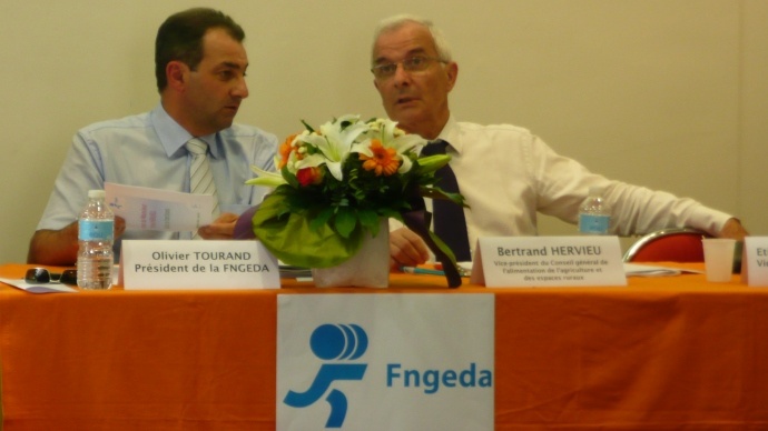 Olivier Tourand, président de la Fngeda, et le sociologue Bertrand Hervieu, lors de l'AG de la Fngeda le 2 juillet 2013.