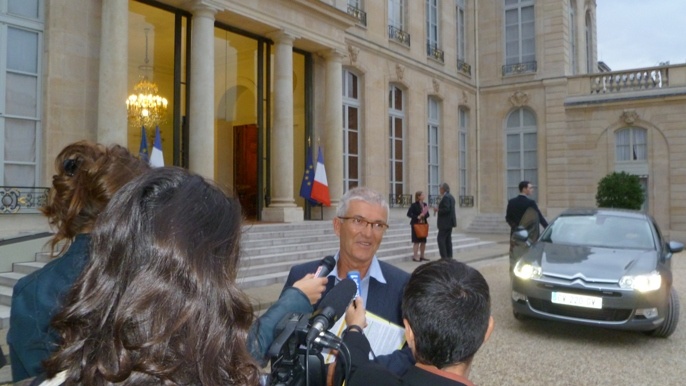 Bernard Lannes, président de la Coordination rurale à la sortie de son entretien avec François Hollande, président de la Réublique. En arrière plan, Stéphane Le Foll, ministre de l'Agriculture. 
