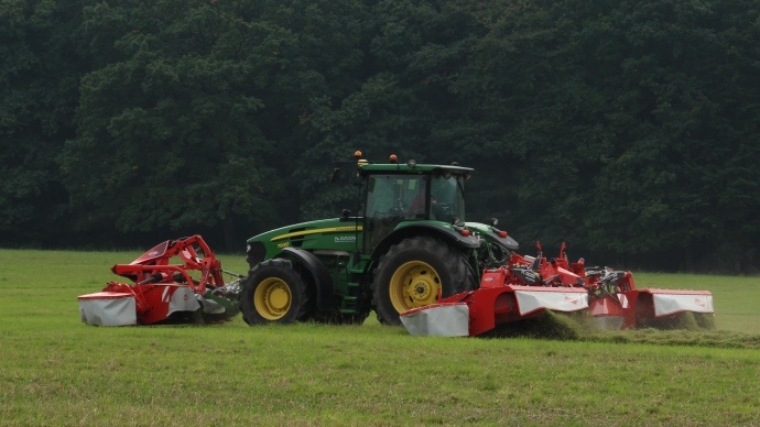 Triple combinaison de fauche Kuhn lors de sa présentation au champ, non loin de Saverne.