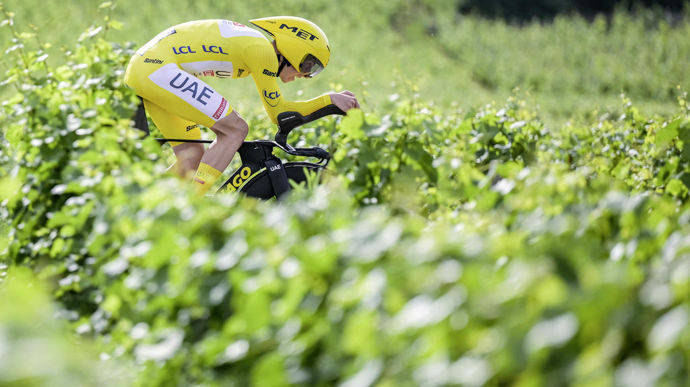 Le 5 juillet 2024, Tadej Pogacar fonce entre les vignes de Nuits-Saint-Georges à Gevrey-Chambertin.