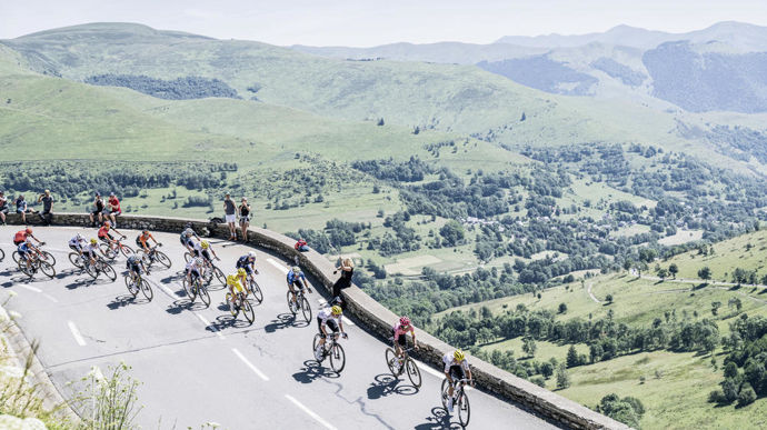 Le 14 juillet 2024, quand on monte au plateau de Beille, les prés herbagers sont loin, tout en bas dans la vallée.