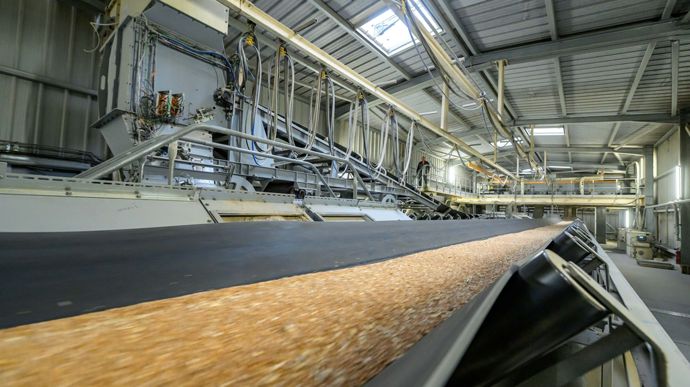 Chacune des deux lignes logistiques du nouveau silo atteint un débit de 600 t/h et intègre des nettoyeurs et des émotteurs.
