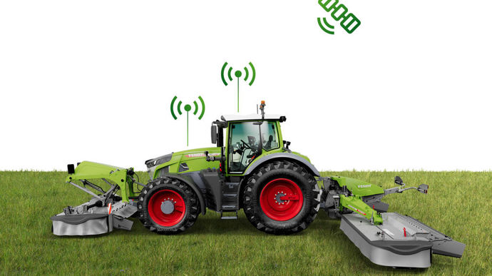 Fendt simplifie le travail du chauffeur de ses faucheuses-conditionneuses avec un dispositif de réglage automatique du conditionneur. L’objectif est d’homogénéiser la matière sèche du fourrage sur une parcelle donnée. A cet effet, la biomasse est calculée par une application qui utilise des données satellites ou par un capteur embarqué. L’information est transmise au terminal isobus qui pilote la faucheuse. Un moteur électrique se charge alors d'adapter la position du contre-couteaux de la conditionneuse.