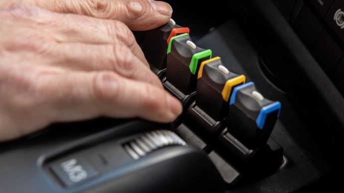 Des commandes hydrauliques Fingertip prennent place sur la console centrale.